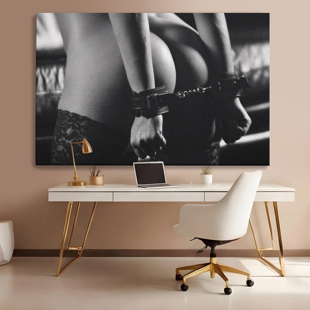 Tablou canvas cu tablou canvas cu trup nud si catuse, fara rama, pe sasiu de lemn, pe perete intr-un birou